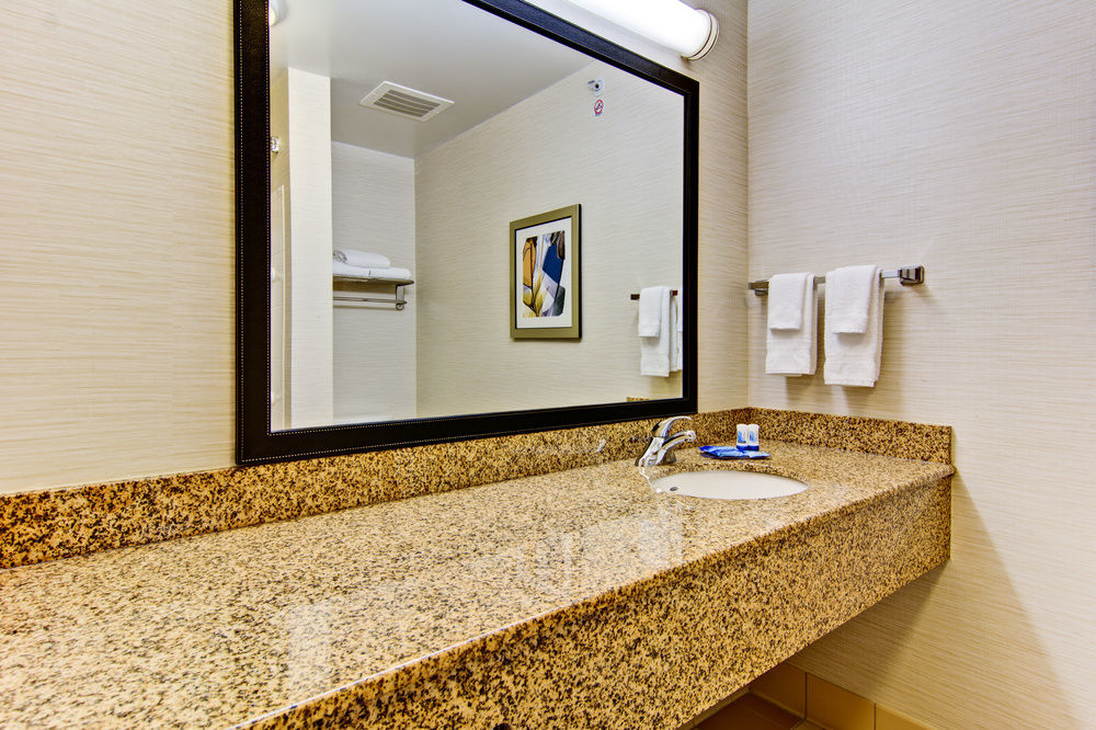 Fairfield Inn & Suites By Marriott Стейт Колледж Экстерьер фото